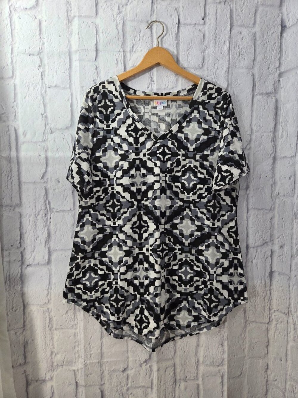 Lularoe Large Black White Kaleidoscope V Neck Shortsleeve Casual Top